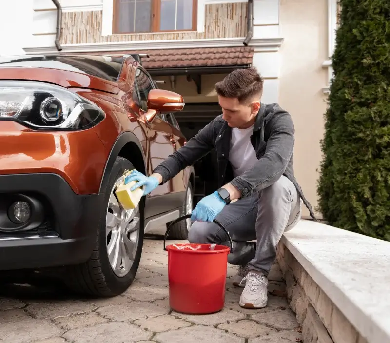 Lavage auto à domicile Cruscades : professionnel intervenant sur un véhicule